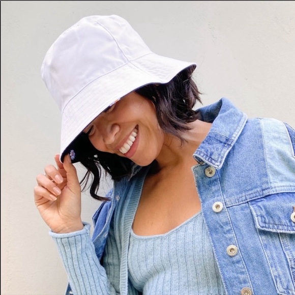 Alice+olivia reversible bucket hat navy w/daisy’s - Picture 4 of 7